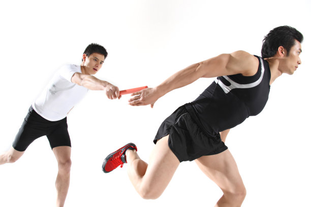 东方青年男子跑步图片下载