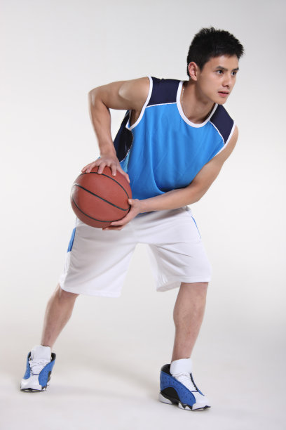 东方青年男子打篮球图片下载