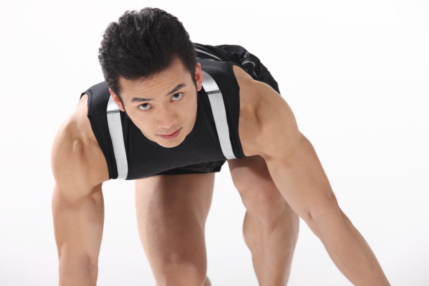 东方青年男子跑步图片下载