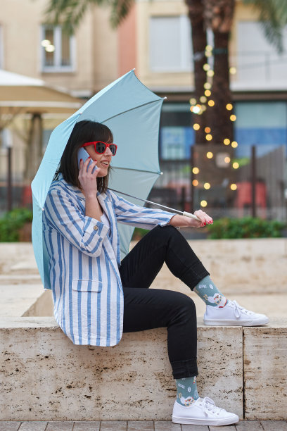 雨中打电话的女人图片下载