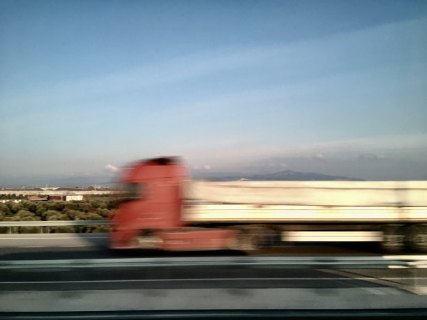 在高速公路上旅行。图片下载