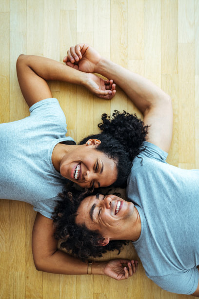丈夫和妻子躺在地板上，停顿了一下图片下载