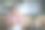 亚洲华人老年妇女使用智能手机阅读短信在她的公寓在城市图片下载