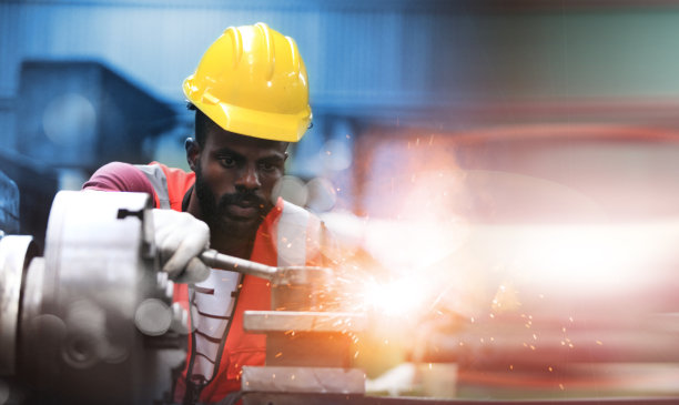 非裔美籍工程师技能素质，维修保养，培训工业工厂工人，仓库车间为工厂操作人员，机械工程团队生产。图片下载