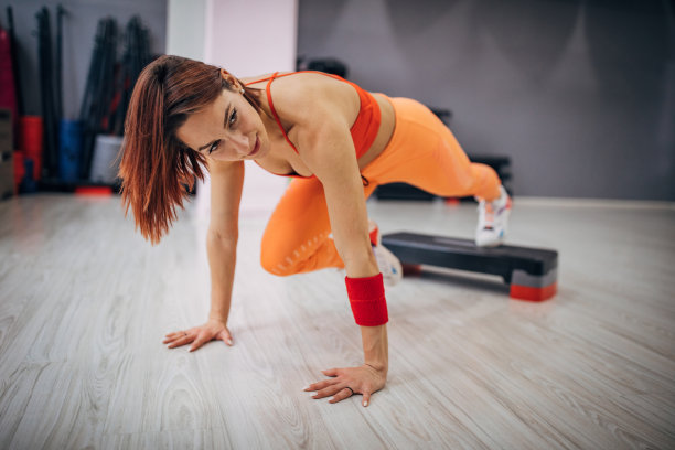 健身妇女在健身房训练图片下载