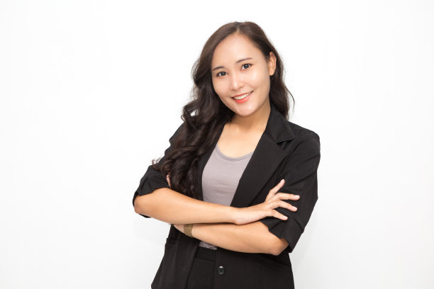 美丽的亚洲商业妇女穿着黑色西装与她交叉的手臂在白色背景和复制空间。自信的亚洲职业女性，微笑开朗图片下载