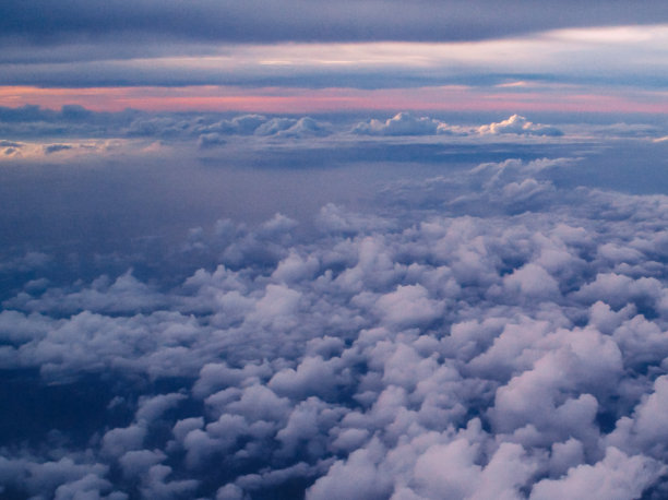 日落的天空上的云朵，从飞机上观看图片下载