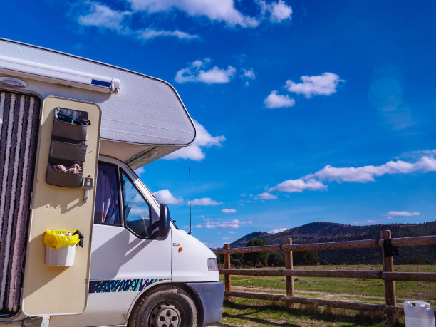 房车露营者在大自然中露营，西班牙。图片下载
