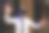 在现代的办公室里，一位男士办公室经理穿着正装，戴着虚拟现实(vr)眼镜，在网上刷着滚动的图片。增强现实的概念。人与技术。图片下载