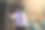 在现代的办公室里，一位男士办公室经理穿着正装，戴着虚拟现实(vr)眼镜，在网上刷着滚动的图片。增强现实的概念。人与技术。图片下载