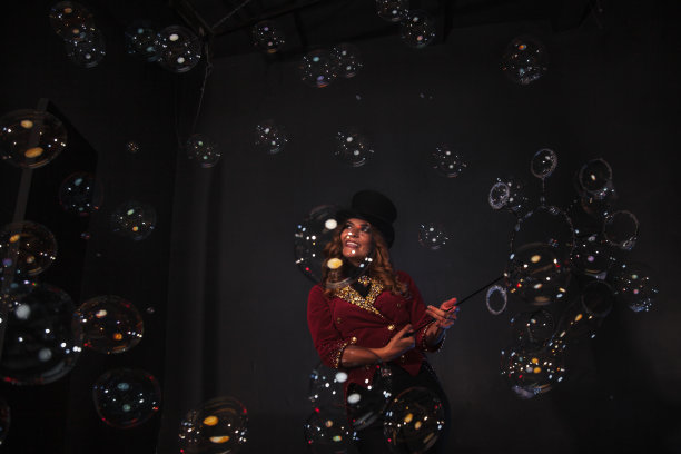 女魔术师用肥皂泡表演，是一名魔术师图片下载