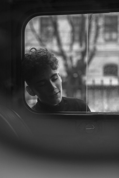 一个男性模特在黑暗灯光下的肖像。黑白照片。图片下载