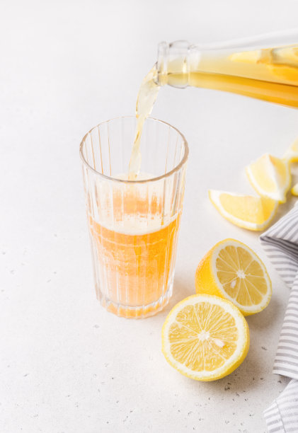 夏日清凉的碳酸饮料。加苏打水的饮料图片下载