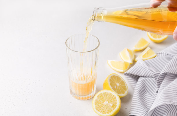 夏日清凉的碳酸饮料。加苏打水的饮料图片下载