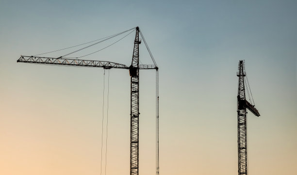 建筑起重机在天空背景下的创作现场工作图片下载
