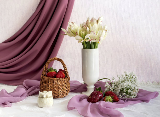 近景拍摄，桌子上摆着草莓和郁金香图片下载