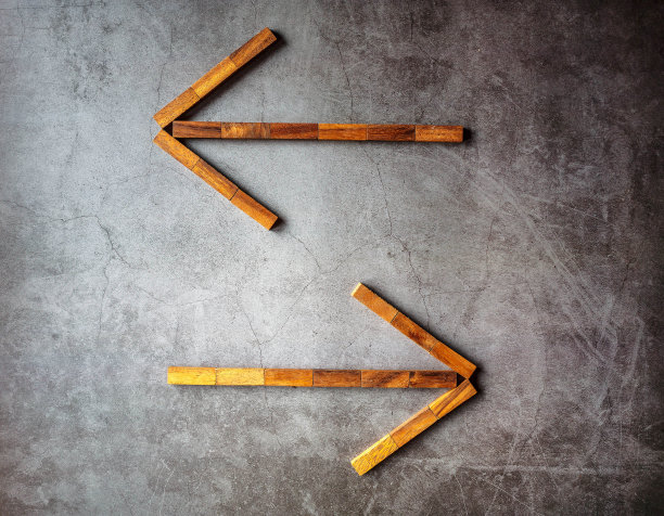 箭头设计从木制谜题上的黑色背景。图片下载