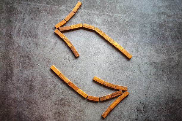 箭头设计从木制谜题上的黑色背景。图片下载