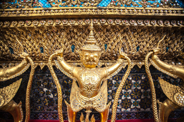 黄金揭路荼雕像图片下载