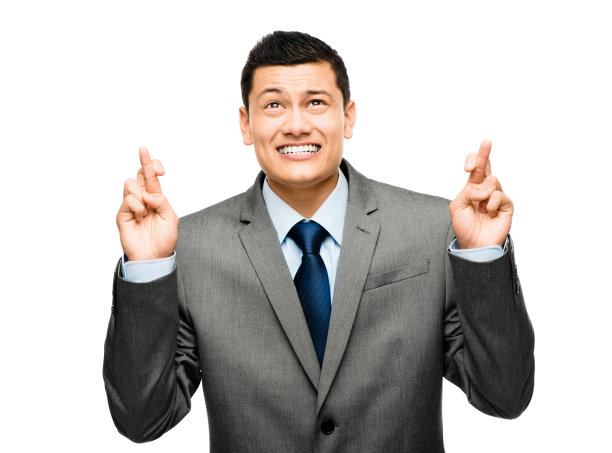 一个年轻的商人在画室背景下交叉手指图片下载