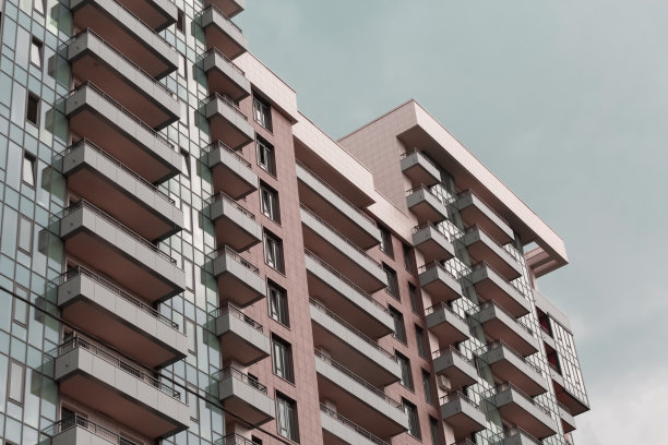 欧洲城市的多层公寓建筑。图片下载