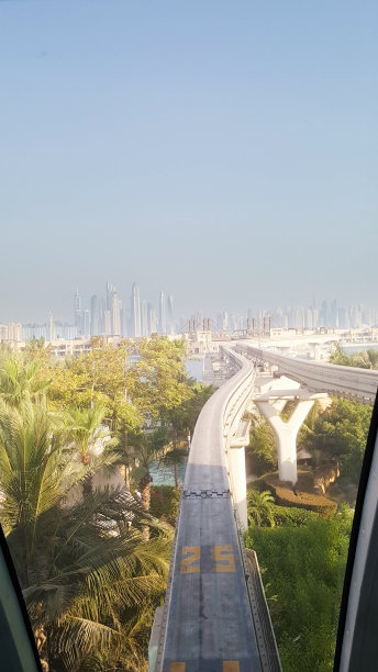 迪拜地铁。从火车窗口看到的景色。地铁站。迪拜的地铁线路。电力火车无需司机就能自动运行。图片下载