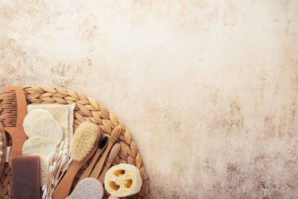“零浪费”的概念。一套生态友好的浴室配件在沙色混凝土米色背景与深阴影。环保和再利用的理念。前视图。图片下载