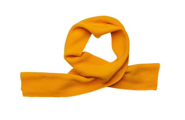 针织冬季围巾在一个白色的背景。图片下载