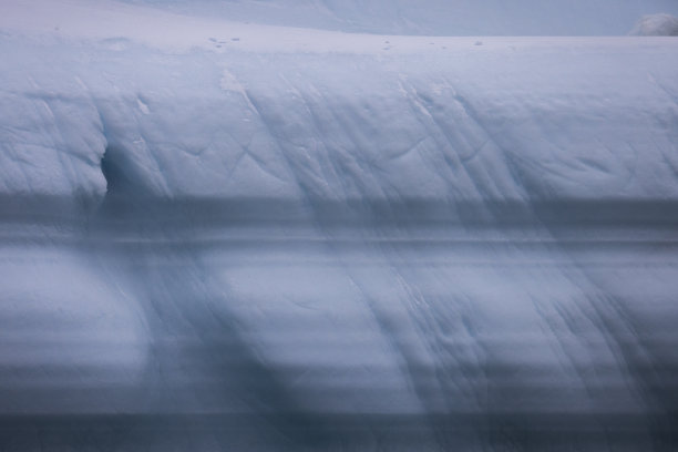 漂浮在海面上的巨大冰山图片下载