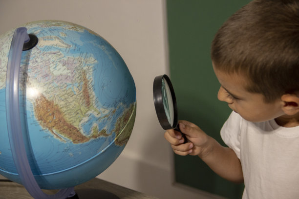 一个学生在教室里看地球仪图片下载