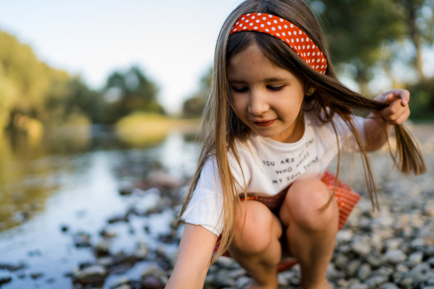 河边好玩的小女孩图片下载