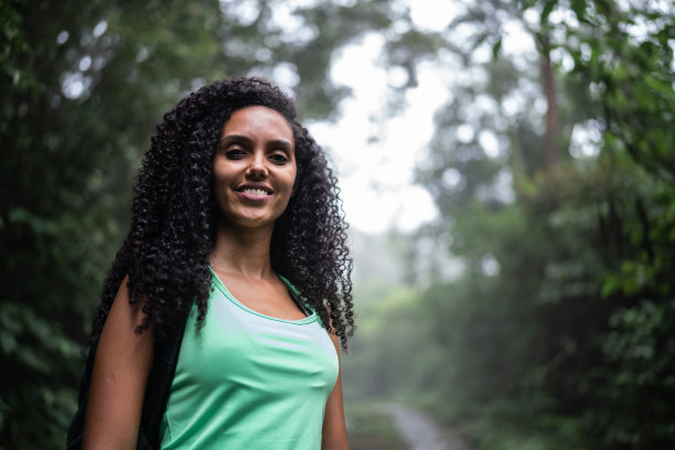 森林里一个中年女人的肖像图片下载