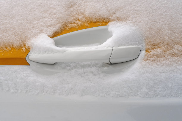 在下雪的冬天，出租车的把手。关闭了。图片下载