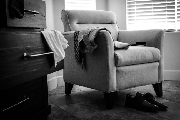 男人为约会做准备图片下载