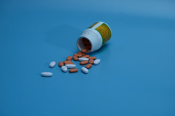 从容器中溢出的药品的特写图片下载