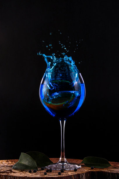 黑色的帆和蓝色的水图片下载