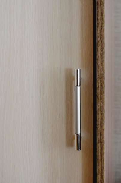 现代家居家具的复合刨花板与铬处理，特写。家具生产的概念。图片下载