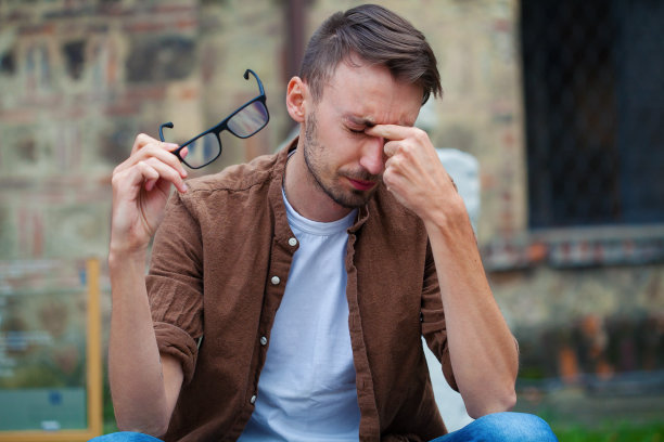 戴眼镜的年轻人头痛图片下载