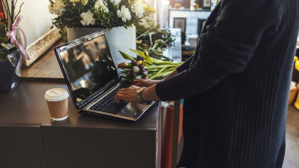 用应用程序安排送货的女性。图片下载