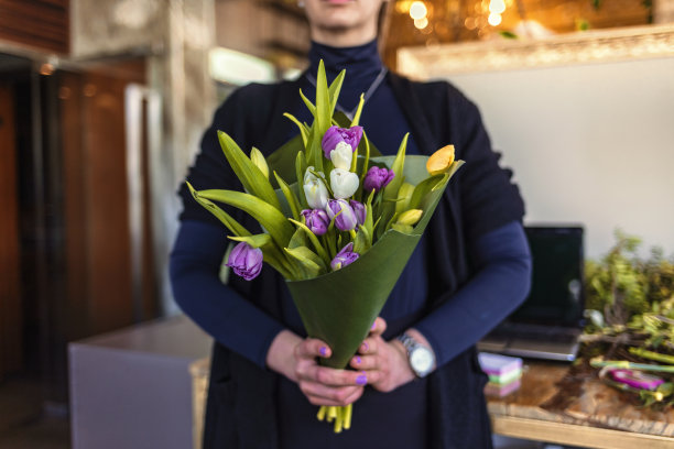 捧着鲜花的女人图片下载