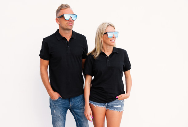 穿着黑色polo衫的男女，定制polo衫设计的模型图片下载