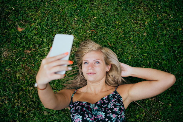 女孩在公园里自拍图片下载