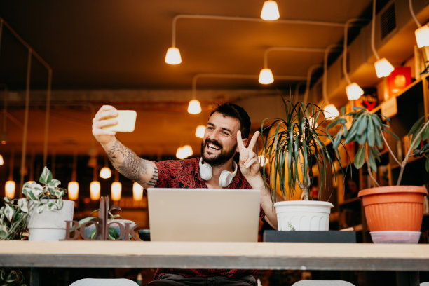 旅行者到哪里都工作图片下载