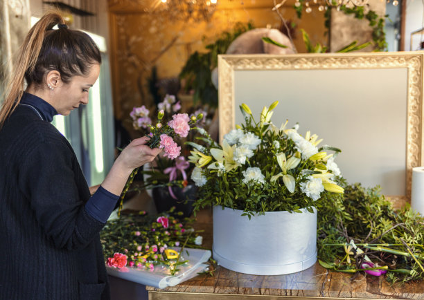 花店由年轻女子领导。图片下载