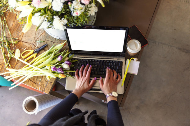 用应用程序安排送货的女性。图片下载