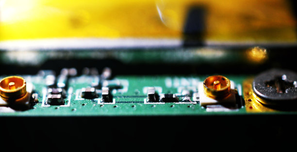 旧的灰尘和肮脏的笔记本电脑电路板的特写图片下载