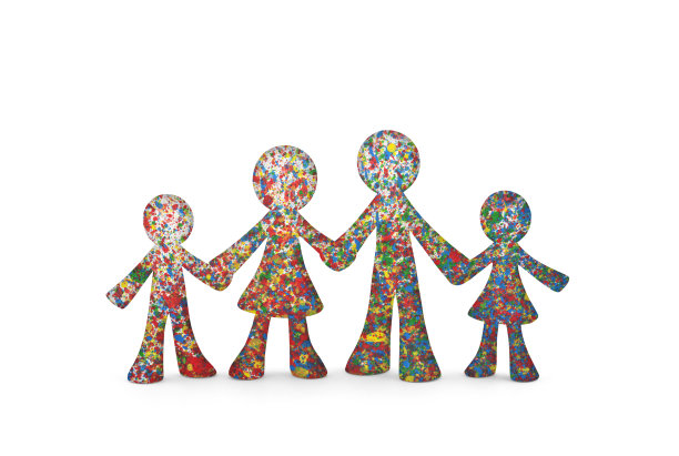 彩色家庭小雕像与水彩溅在白色背景与剪辑路径图片下载