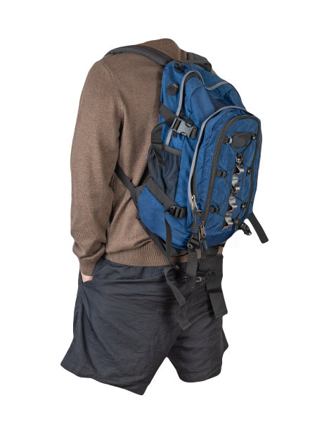 背包，短裤，毛衣孤立在白色背景上。图片下载