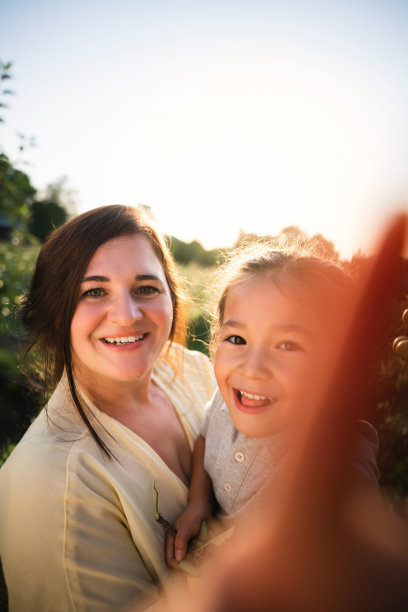 白人母亲和她的亚裔女儿图片下载