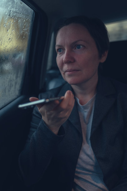 女商人在开出租车上班的时候打电话图片下载